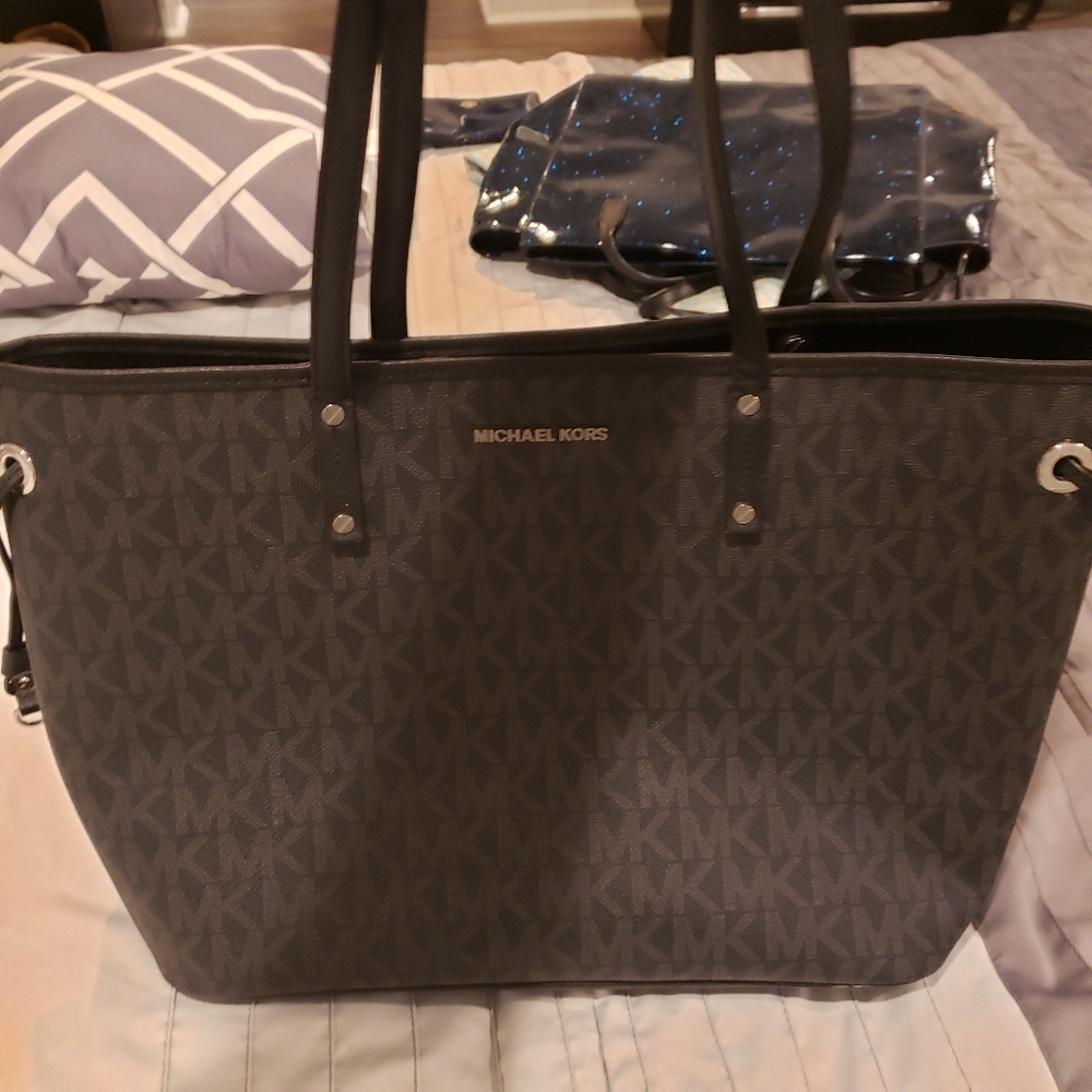 Michael Kors Travel Purse (Black)